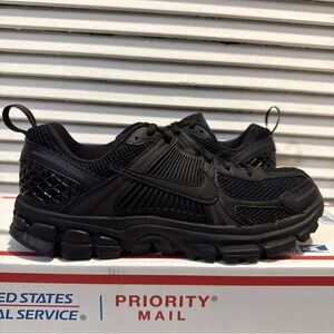 New Nike Vomero 5 Triple Black Shoes Reflective GS Size 7Y / W 8.5 HF6998-001